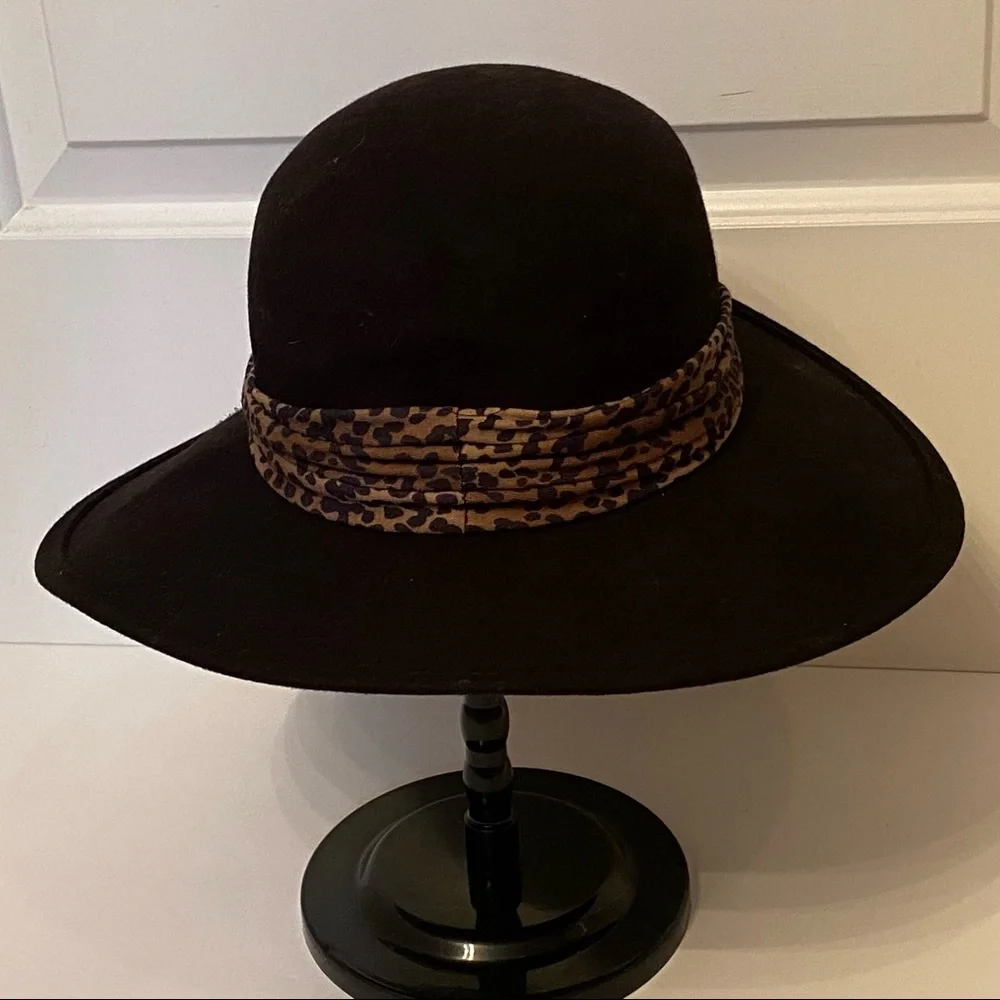 IMPORTINA SAKS FIFTH AVENUE HAT BLACK WIDE BRIM LEOPARD ANIMAL ACCENT BAND